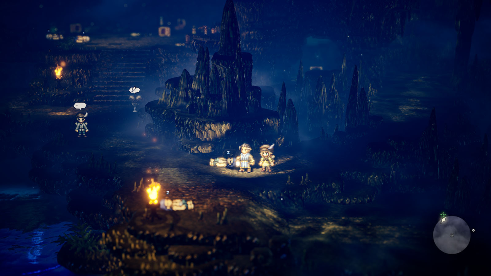 Zrzut ekranu z gry Octopath Traveler przedstawia Oblerica i Tressę w mrocznej jaskini, która pełni funkcję kryjówki szajki piratów. W centralnej części grafiki widać dwóch bohaterów oświetlonych snopem światła, stojących obok formacji skalnych przypominających stalagmity. Sceneria ukazuje obozowisko z postaciami śpiącymi przy ognisku, co buduje nastrojowy klimat przygody i odpoczynku w podróży. Detale środowiska, takie jak głębokie cienie, nastrojowe oświetlenie pochodni oraz błękitna poświata w tle, podkreślają wysoką jakość wizualną produkcji typu RPG. Całość kompozycji wykorzystuje efekt głębi ostrości (tilt-shift), skupiając uwagę widza na detalach pixel artu i teksturach skalnego wnętrza.