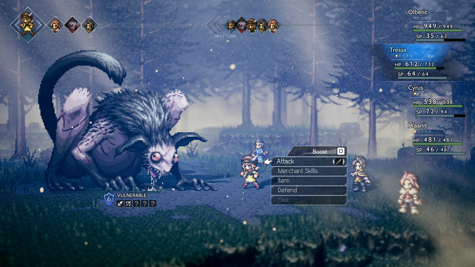 Zrzut ekranu przedstawia turową walkę z gry fabularnej Octopath Traveler, utrzymaną w charakterystycznym stylu graficznym HD-2D. Po lewej stronie widoczny jest potężny, mroczny potwór przypominający zgarbioną bestię o fioletowym futrze, nad którym widnieją ikony słabości i licznik punktów osłony. Po prawej stronie znajdują się cztery postacie gracza – Olberic, Tressa, Cyrus i H'aanit – a nad nimi wyświetla się menu wyboru akcji z opcjami takimi jak Atak czy Umiejętności. Scena rozgrywa się w zamglonym, nastrojowym lesie o chłodnej kolorystyce, co podkreśla fantastyczny klimat produkcji. W górnej części ekranu umieszczono pasek kolejności tur oraz statystyki punktów życia i energii poszczególnych bohaterów.