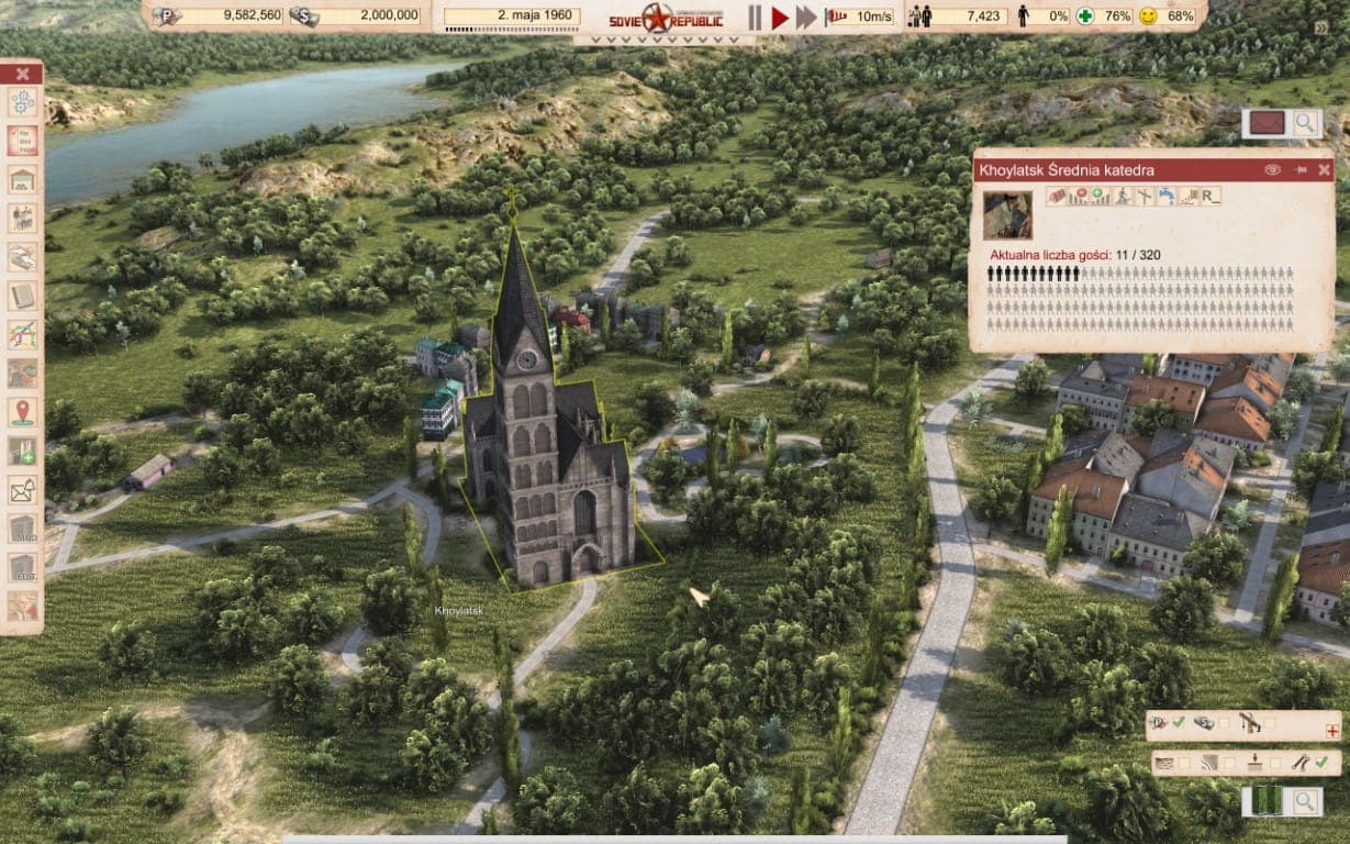 Zrzut ekranu z gry „Workers & Resources: Soviet Republic” przedstawiający widok na zabytkową, kamienną katedrę w miejscowości Khoylatsk. Budynek o wysokiej wieży jest otoczony gęstą zielenią i drzewami, a w oddali widać zakole rzeki i wzgórza. Katedra jest zaznaczona żółtym obrysem, a w prawym górnym rogu wyświetla się okno informacyjne „Khoylatsk Średnia katedra”, wskazujące aktualną liczbę gości: 11 na 320 miejsc.