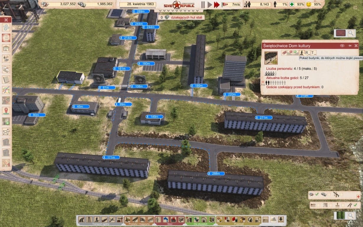 Zrzut ekranu z gry „Workers & Resources: Soviet Republic” przedstawiający planowanie logistyki pieszej w osiedlu mieszkaniowym. Na trawiastym terenie rozmieszczone są długie bloki z wielkiej płyty, połączone siecią ścieżek. Nad ścieżkami widoczne są niebieskie linie z odległościami w metrach (np. 108m, 214m, 271m), pokazujące zasięg dojścia mieszkańców do budynków. Po prawej stronie wyświetlone jest okno „Dom kultury” w Świętochłowicach z informacją o personelu i gościach.