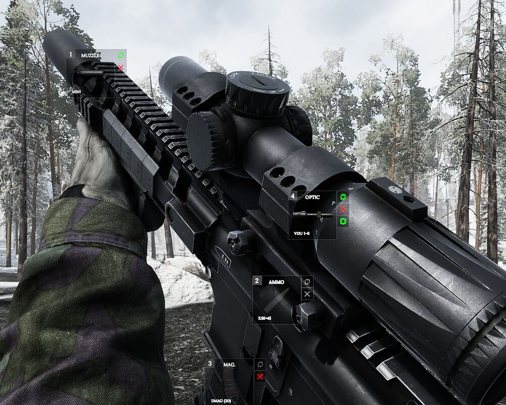 Grafika przedstawia widok z pierwszej osoby z realistycznej gry wideo, w której gracz znajduje się w zimowym lesie sosnowym z częściowo zamarzniętym zbiornikiem wodnym w tle. Na pierwszym planie widoczny jest od tyłu i prawej strony czarny, nowoczesny karabin szturmowy, wyposażony w dużą lunetę celowniczą i tłumik