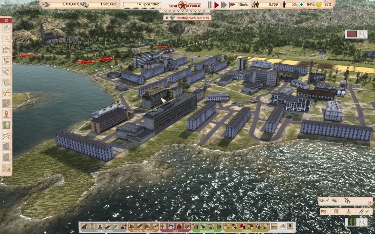 Zrzut ekranu z gry „Workers & Resources: Soviet Republic” przedstawiający widok z lotu ptaka na rozbudowane socjalistyczne miasto położone nad brzegiem wody. W centrum widać osiedle z szarych bloków mieszkalnych, drogi asfaltowe oraz budynki administracyjne, z których jeden jest podświetlony żółtą obwódką. W tle rozciągają się zielone wzgórza i lasy. Na górnym pasku interfejsu widoczne są statystyki republiki: data (14 lipca 1962), populacja (6759 mieszkańców) oraz zasoby finansowe w rublach i dolarach. Na dole ekranu znajduje się menu budowy z ikonami infrastruktury i przemysłu.