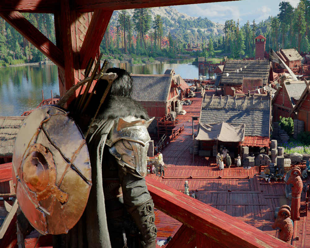 Na obrazku widać postać w czarnym płaszczu z ciemną, okrągłą tarczą. Postać stoi tyłem do kamery. Stoi w drewnianym budynki, w stylu altany. Spogląda na niewielki port-miasteczko w pobliżu rzeki. Domki w porcie są drewniane i mają słomę na dachu. Drewno jest w odcieniach czerwieni. Rzeka i domki otoczone są gęstym, zielonym lasem.