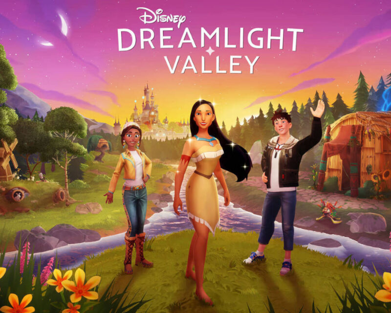 Obraz przedstawia grafikę promocyjną gry "Disney Dreamlight Valley" w ciepłej, złotej kolorystyce zachodzącego słońca, na której w centralnym punkcie widnieje Pocahontas w swojej charakterystycznej sukni z frędzlami i niebieskim naszyjniku. Po jej lewej i prawej stronie stoją dwie postacie graczy – kobieta w żółtej kurtce, jeansach i wzorzystym kapeluszu oraz machający mężczyzna w czarnej kurtce z kożuszkiem i krótkich spodniach. Postacie znajdują się na malowniczej, zielonej polanie przeciętej rzeką, a w tle rozciąga się gęsty las iglasty, w którym ukryte są małe chatki i młyn, natomiast w oddali góruje nad krajobrazem majestatyczny biały zamek Disneya. Całość wieńczy duże logo gry umieszczone na różowo-fioletowym niebie usianym gwiazdami, tworząc sielankową i magiczną atmosferę typową dla tej produkcji.