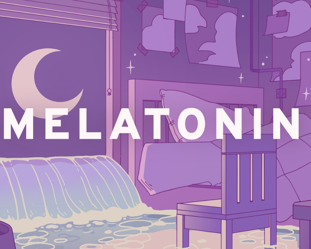 Ilustracja w pastelowym, fioletowym stylu przedstawiająca sypialnię częściowo zalaną wodą, z łóżkiem, krzesłem i oknem z zasłoną, za którym widoczny jest księżyc. Na środku grafiki znajduje się duży napis „Melatonin”, a całość ma spokojny, oniryczny klimat snu i nocnej ciszy.
