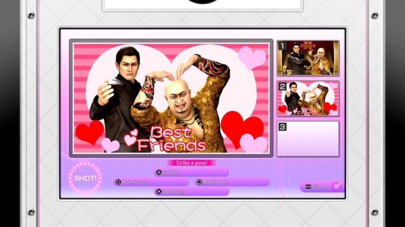 Dwóch mężczyzn w fotobudce robiących sobie zdjęcie na serduszkowym tle