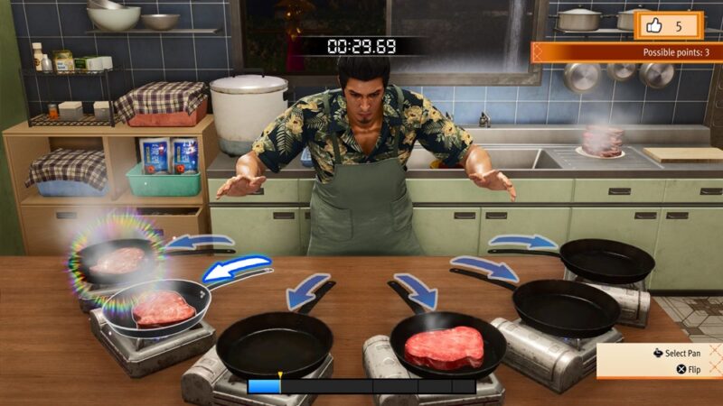 Scena z gry wideo przedstawiająca mężczyznę stojącego w kuchni za blatem, skupionego na przygotowywaniu jedzenia. Ma na sobie fartuch i koszulę w kwiatowy wzór. Przed nim znajdują się cztery patelnie ustawione na przenośnych kuchenkach, na których smażą się kawałki mięsa. Na ekranie widoczne są elementy interfejsu gry: licznik czasu u góry, wskaźnik punktów po prawej oraz strzałki wskazujące, jak przenosić jedzenie między patelniami. W tle widać kuchenne półki, garnki i zlew.