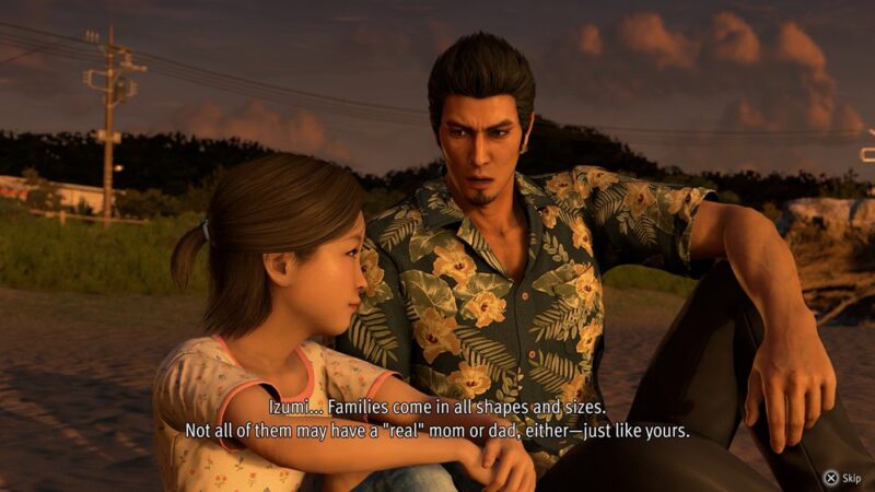 Scena z gry wideo przedstawiająca mężczyznę i dziewczynkę siedzących obok siebie na ziemi o zachodzie słońca. Mężczyzna ma poważny wyraz twarzy i ubrany jest w koszulę w kwiatowy wzór, a dziewczynka, z włosami związanymi w kucyk, patrzy na niego uważnie. Siedzą blisko siebie w spokojnej, naturalnej scenerii z widocznymi drzewami i liniami energetycznymi w tle. Na dole ekranu widoczne są napisy dialogowe mówiące o różnych formach rodzin i ich znaczeniu.