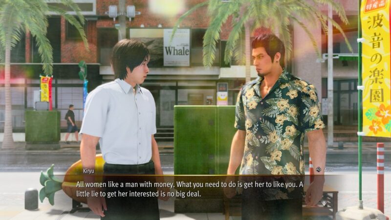 Scena z gry wideo, gdzie mężczyzna w hawajskiej koszuli daje niższemu mężczyźnie w białej koszuli radę.