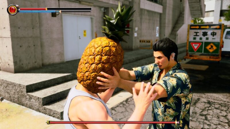 Scena z gry wideo, gdzie mężczyzna w hawajskiej koszuli wbija drugiej osobie ananasa na głowę.