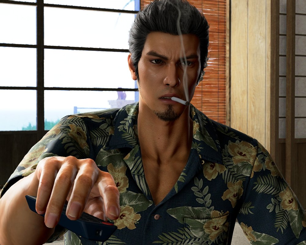 Mężczyzna z papierosem w ustach i w hawajskiej koszuli wyłącza coś pilotem