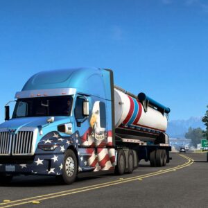 Grafika pochodzi z gry American Truck Simulator. Na pierwszym planie widzimy niebiesko-białą ciężarównkę. Z przodu samochodu znajduje się grafika z motywem orła na amerykańskiej fladze. Ciężarówka jedzie po drodze. W tle widzimy lecący samolot.