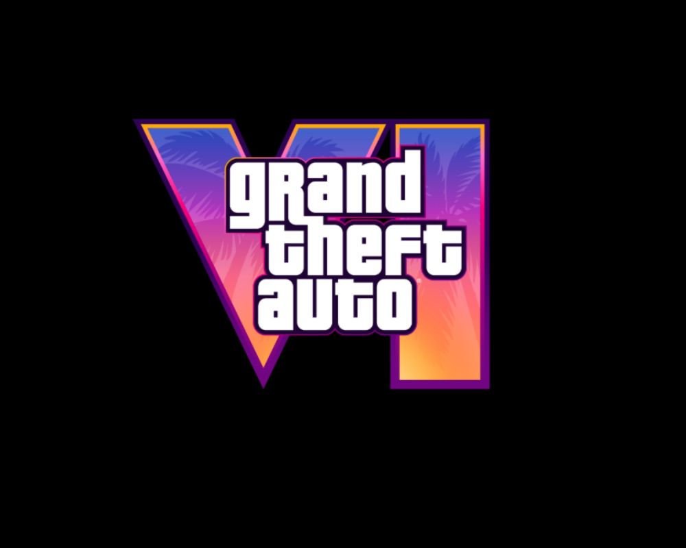 Oficjalne logo gry Grand Theft Auto VI na czarnym tle. W centrum znajduje się duży, biały napis „Grand Theft Auto” charakterystyczną dla serii czcionką z grubym czarnym obrysem. Napis jest nałożony na wielkie rzymskie cyfry „VI” (sześć). Cyfry te wypełnione są gradientem kolorów zachodzącego słońca — od ciemnego fioletu u góry, przez róż, aż po jaskrawy pomarańcz u dołu. Wewnątrz cyfr widoczne są ciemne sylwetki palm, co nawiązuje do tropikalnego klimatu Vice City.