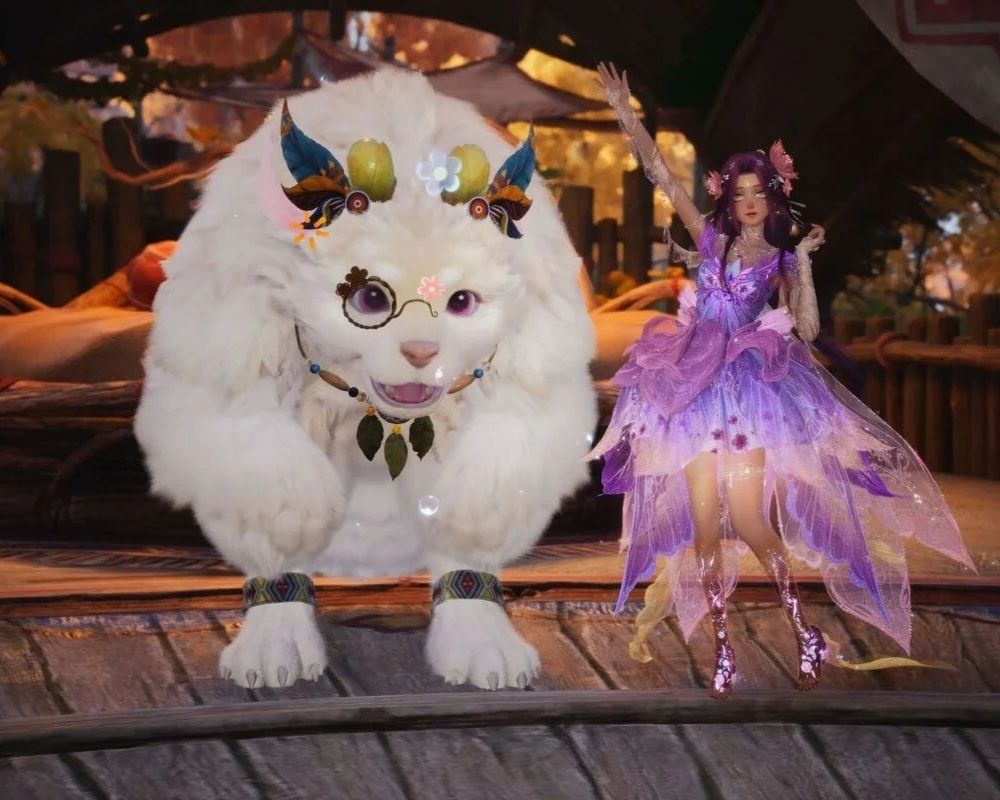 Nikki w fioletowej, fantastycznej sukni stoi obok dużego, białego behemota ozdobionego kolorowymi detalami; oboje znajdują się w ciepło oświetlonym, magicznym otoczeniu.