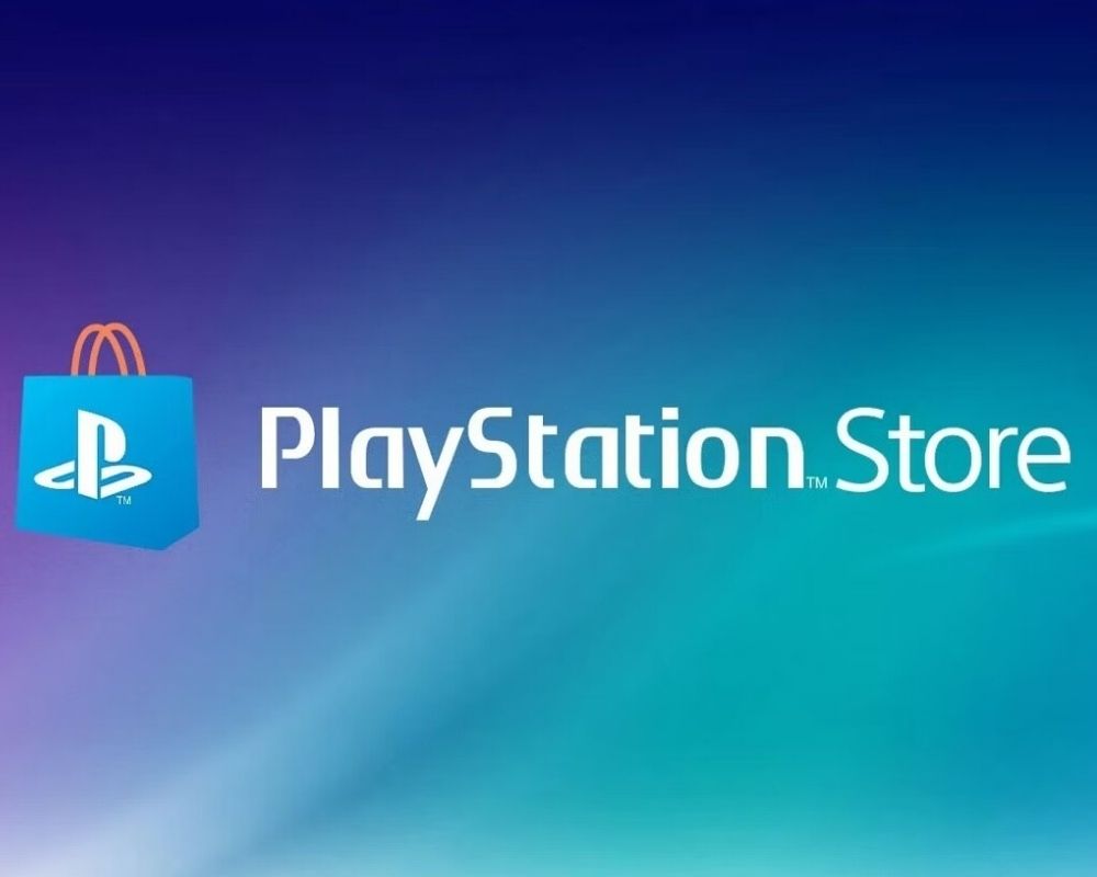 Grafika przedstawiająca logo PlayStation Store umieszczone na niebiesko-turkusowym tle z delikatnym gradientem. Po lewej stronie widoczna jest charakterystyczna ikona torby z symbolem PlayStation, a obok znajduje się biały napis „PlayStation Store”.