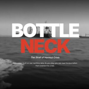 Zdjęcie przedstawia ekran tytułowy gry Bottleneck. Widzimy na nim biało-czerwony napis "Bottleneck" z opisem, że jest to gra oparta na prawdziwych wydarzeniach. Tło jest czarno-białe i widzimy na nim statki (kontenerowce) na otwartym oceanie.