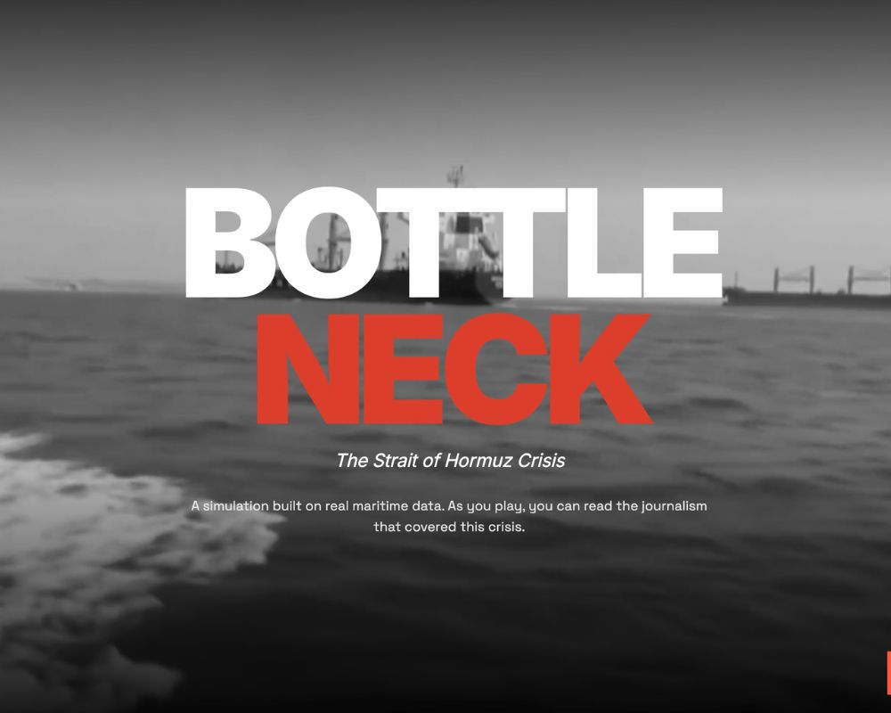 Zdjęcie przedstawia ekran tytułowy gry Bottleneck. Widzimy na nim biało-czerwony napis "Bottleneck" z opisem, że jest to gra oparta na prawdziwych wydarzeniach. Tło jest czarno-białe i widzimy na nim statki (kontenerowce) na otwartym oceanie.