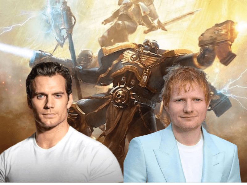 Centralnym elementem kompozycji nie są postacie celebrytów, lecz monumentalny Space Marine w stylu Ultramarines, stanowiący ogromne, dominujące tło całej grafiki. Sylwetka wojownika zajmuje niemal cały kadr od samego dołu aż po górną część obrazu, tworząc potężny background przypominający epicki plakat wojenny z uniwersum Warhammer 40,000. Space Marine ukazany jest w pełnym pancerzu — ciężkim, masywnym i monumentalnym. Zbroja ma głęboki niebieski kolor z ciemnogranatowymi cieniami oraz bogatymi złotymi zdobieniami. Metaliczne powierzchnie odbijają intensywne światło płynące zza jego pleców. Poszczególne części pancerza są ogromne: wielkie naramienniki, grube płyty osłaniające tors oraz potężne nogi przypominające mechaniczne kolumny. Wojownik wygląda bardziej jak żywa maszyna bojowa niż człowiek. W jednej ręce trzyma ogromnego boltera — futurystyczną broń o ciężkiej konstrukcji, z masywną lufą i przemysłowymi detalami. Broń opuszczona jest lekko w dół, ale nadal sprawia wrażenie śmiercionośnej i potężnej. W drugiej dłoni znajduje się długa ceremonialna włócznia zakończona ostrzem przypominającym topór. Broń wygląda jak relikt wojenny lub imperialny sztandar bojowy. Ostrze odbija złoto-żółte światło rozlewające się po tle. Za plecami Space Marine’a rozciąga się intensywna, rozpromieniona poświata w odcieniach złota, żółci i pomarańczu. Światło przypomina połączenie eksplozji, boskiej aureoli i wojennego ognia. W tle widoczne są iskry, smugi dymu oraz fragmenty ruin lub pola bitwy. Całość buduje podniosły, niemal religijny klimat potęgi i niekończącej się wojny charakterystyczny dla Warhammera. Dopiero na pierwszy plan, nałożone na monumentalne tło, zostały dwa duże popiersia znanych postaci. Po lewej stronie widoczny jest Henry Cavill pokazany od klatki piersiowej w górę. Ubrany jest w prosty biały T-shirt, który mocno kontrastuje z ciężkim, mrocznym tłem. Twarz o wyraźnych rysach — mocna szczęka, krótkie ciemne włosy i spokojne, skupione spojrzenie skierowane lekko w bok. Złote światło z tła delikatnie oświetla kontury twarzy i ramion. Po prawej stronie znajduje się Ed Sheeran. Ma charakterystyczne rude włosy, jasną cerę oraz łagodny wyraz twarzy. Ubrany jest w błękitną marynarkę, która wyróżnia się na tle ciepłych, wojennych kolorów całej sceny. Lekki uśmiech i spokojne spojrzenie tworzą kontrast wobec brutalnego, monumentalnego klimatu tła. Całość przypomina okładkę magazynu lub epicki plakat promujący materiał o znanych osobach związanych z uniwersum Warhammer — połączenie świata popkultury z monumentalną estetyką futurystycznej wojny.