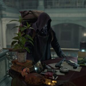 Handlarz z Resident Evil 4, ubrany w ciemny kaptur zasłaniający twarz i długi płaszcz, stoi pochylony nad stołem zastawionym ekwipunkiem. Na blacie widać kilka pistoletów, pudełka z amunicją, rozsypane monety oraz drobne przedmioty, a obok leżą książki i niewielka lampa rzucająca przytłumione światło.