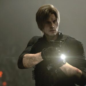 Leon S. Kennedy stoi w ciemnym, spowitym mgłą pomieszczeniu, celując przed siebie z pistoletu wyposażonego w latarkę. Bohater ma na sobie dopasowaną, czarną koszulkę z długim rękawem oraz taktyczne wyposażenie, a jego twarz i ręce są zabrudzone oraz noszą ślady walki.