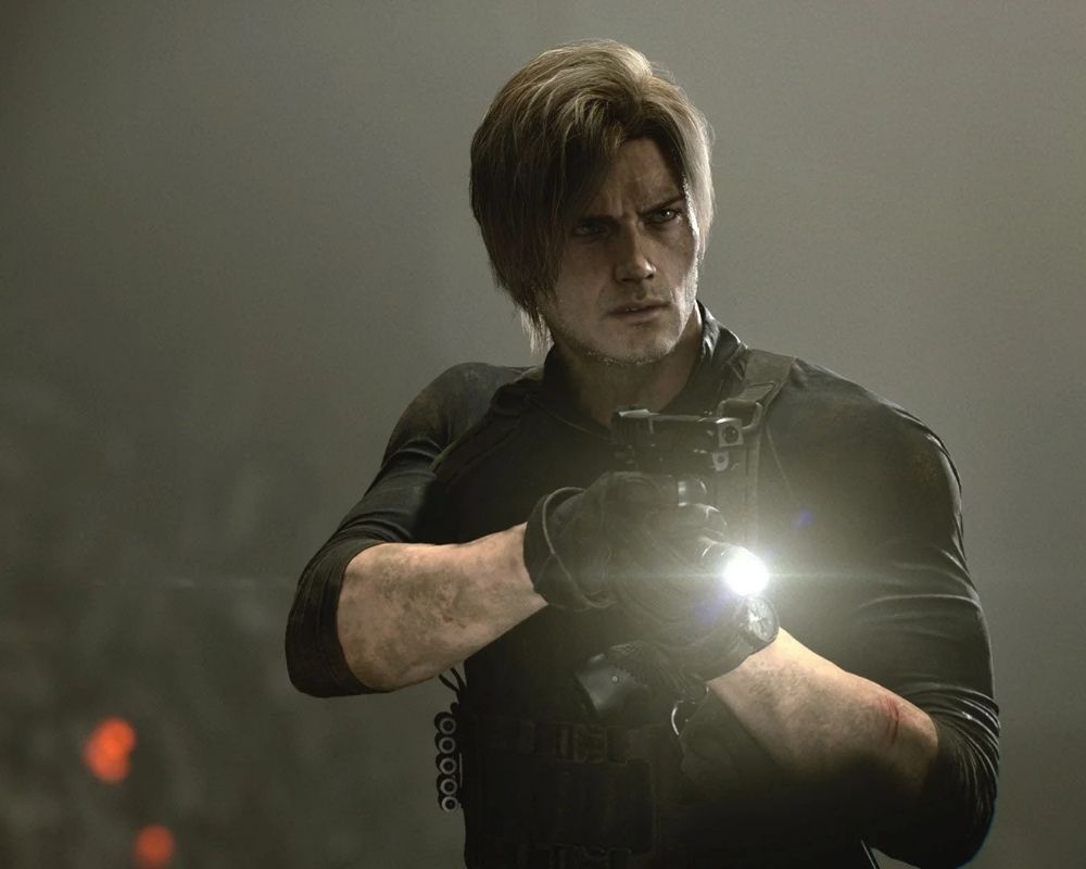 Leon S. Kennedy stoi w ciemnym, spowitym mgłą pomieszczeniu, celując przed siebie z pistoletu wyposażonego w latarkę. Bohater ma na sobie dopasowaną, czarną koszulkę z długim rękawem oraz taktyczne wyposażenie, a jego twarz i ręce są zabrudzone oraz noszą ślady walki.