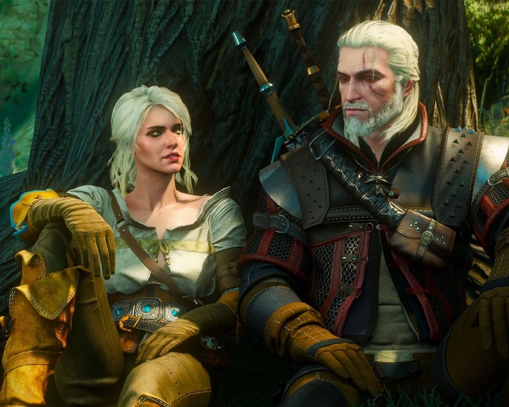 Na obrazku znajdują się Geralt i Ciri z The Wiedźmin 3: Dziki Gon. Oboje siedzą oparci o drzewo podczas chwili odpoczynku. Geralt ma na sobie charakterystyczną wiedźmińską zbroję w ciemnych kolorach, skórzane rękawice i dwa miecze przewieszone przez plecy. Jego twarz jest poważna, a wzrok skierowany w bok. Ciri siedzi tuż obok w jasnej koszuli i wysokich skórzanych butach, lekko zwrócona w stronę Geralta.