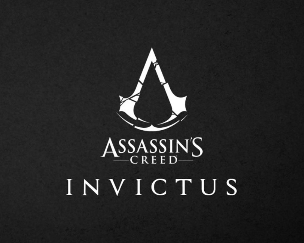 Logo Assassin’s Creed Invictus na czarnym, lekko teksturowanym tle. W centralnej części znajduje się biały symbol Bractwa Asasynów o ostrych, minimalistycznych kształtach z widocznymi pęknięciami i uszkodzeniami. Pod logo umieszczono napis ‘ASSASSIN’S CREED’ cienką, elegancką czcionką, a niżej większy napis ‘INVICTUS’ z szeroko rozstawionymi literami.