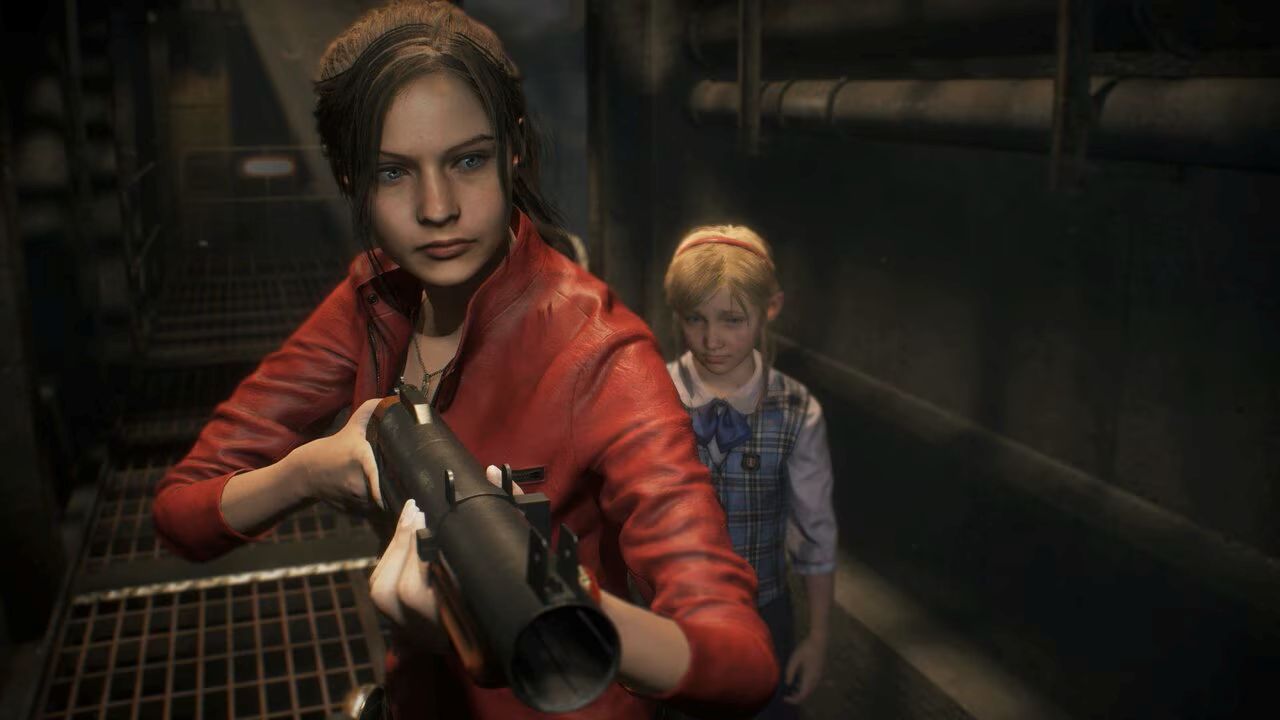 Na obrazku widać Claire Redfield z gry Resident Evil 2 trzymającą broń we wnętrzu ciemnego, industrialnego korytarza. Ma brązowe włosy związane do tyłu i ubraną czerwoną kurtkę. Za Claire stoi mała dziewczynka o imieniu Sherry, ubrana w jasną bluzkę i grantowe spodenki.