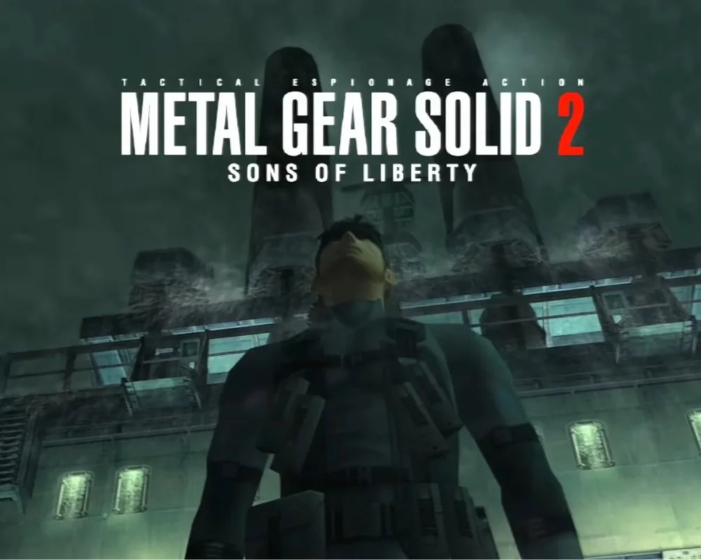 Screen z gry Metal Gear Solid 2: Sons of Liberty – postać w taktycznym kombinezonie stoi na tle industrialnej instalacji na tle zachmurzonego nieba, nad nią logo gry z napisem „Tactical Espionage Action"