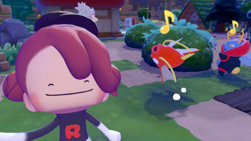 Kreskówkowa, pastelowa scena pokazuje postać trenera na pierwszym planie, z uśmiechniętą twarzą i czapką, na tle zielonego otoczenia. Obok widać Pokemona Magikarpia, nad którym unoszą się ikony nut sugerujące dźwięk lub interakcję.