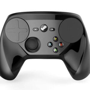 Zdjęcie przedstawia czarny, błyszczący kontroler do gier Steam Controller, umieszczony na jednolitym białym tle. Urządzenie charakteryzuje się unikalnym układem elementów sterujących, w którym dominują dwa duże, okrągłe panele dotykowe (trackpady) umieszczone po bokach górnej części obudowy, z których lewy posiada wytłoczony kształt krzyżaka (D-pad). Pomiędzy panelami, w centralnym punkcie, znajduje się okrągły przycisk z logo Steam, a po jego bokach dwa mniejsze przyciski funkcyjne ze strzałkami. Poniżej lewego panelu dotykowego umieszczono pojedynczą gałkę analogową, natomiast po prawej stronie znajduje się zestaw czterech kolorowych przycisków akcji oznaczonych literami A (zielony), B (czerwony), X (niebieski) i Y (żółty).