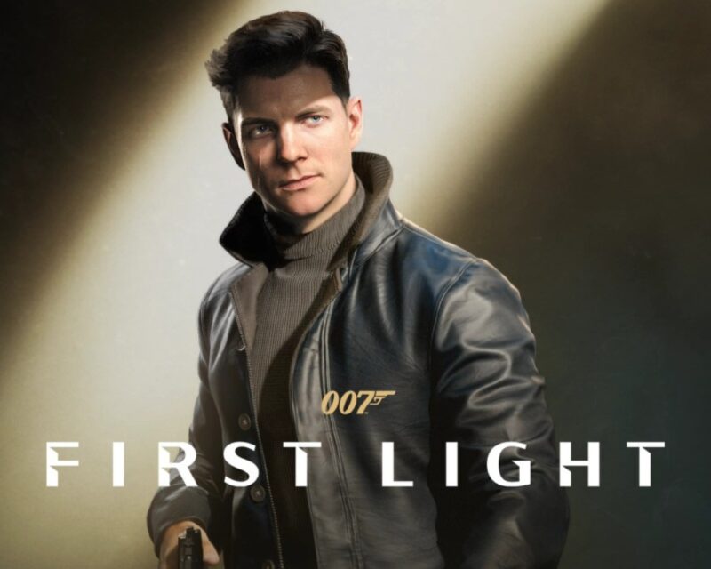 Młody przystojny mężczyzna w czarnej kurtsce i swetrze na ciemnożółtym tle. W ręce trzyma pistolet. Na środku obrazka widnieje napis 007 First Light
