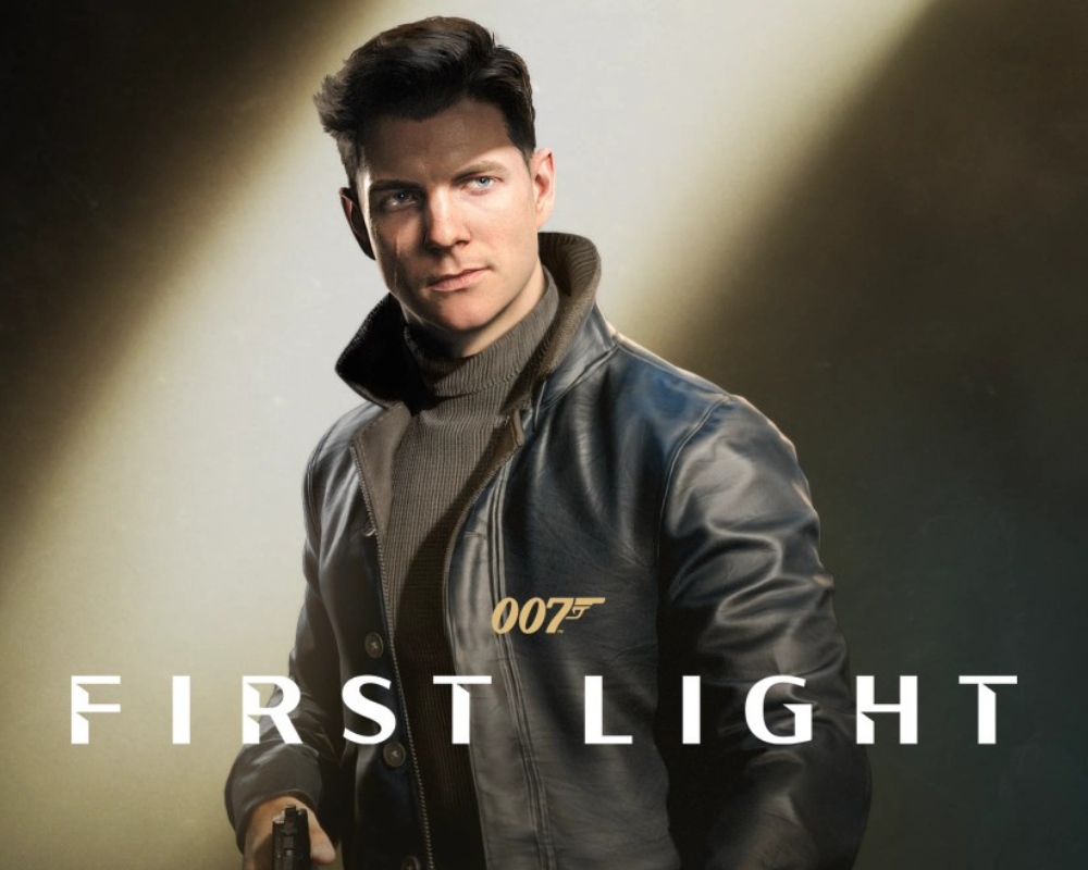 Młody przystojny mężczyzna w czarnej kurtsce i swetrze na ciemnożółtym tle. W ręce trzyma pistolet. Na środku obrazka widnieje napis 007 First Light