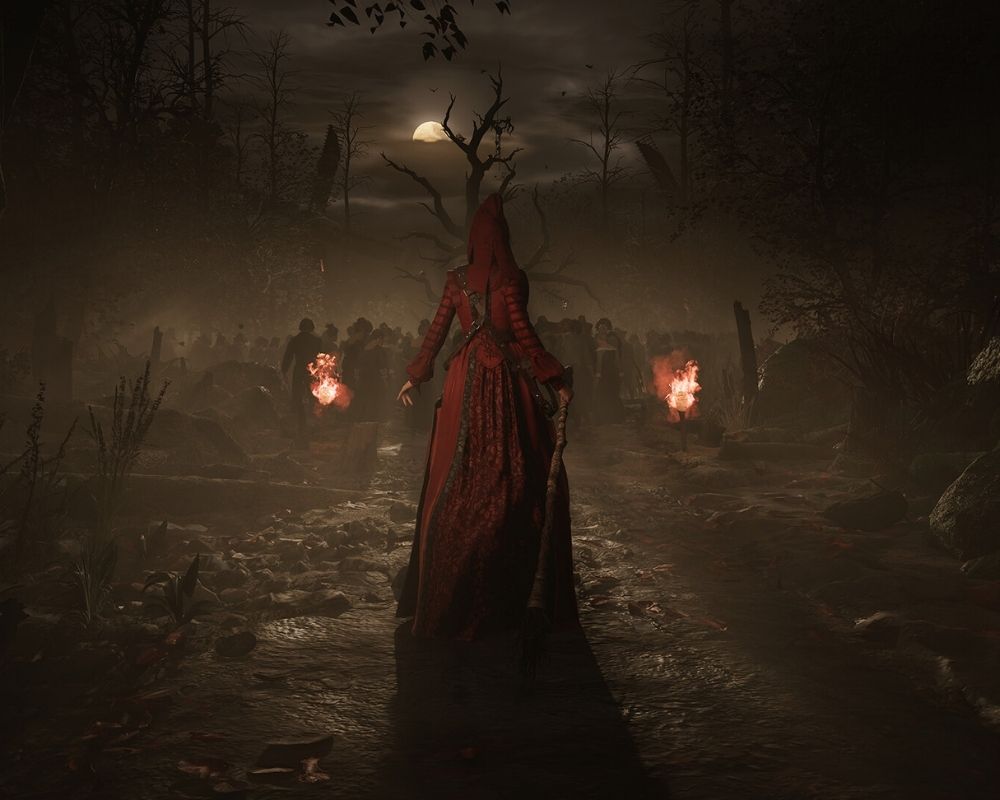 Mroczna scena fantasy przedstawiająca postać w długim czerwonym płaszczu z kapturem, idącą nocą przez błotnistą ścieżkę w ciemnym lesie. W oddali widoczny jest tłum ludzi zgromadzonych wokół płonących pochodni, a nad nimi góruje martwe drzewo o poskręcanych gałęziach. Księżyc przebijający się przez chmury oświetla ponurą scenerię, tworząc niepokojącą atmosferę tajemniczego rytuału lub zgromadzenia.