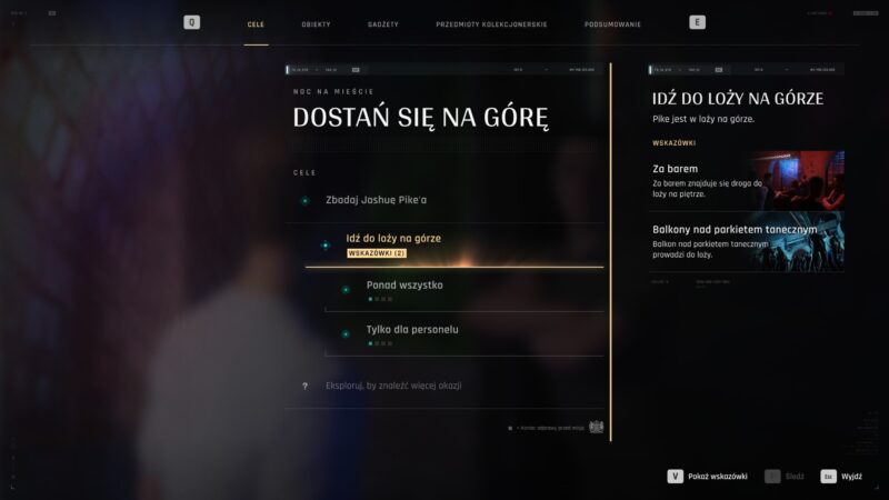 Scena z gry z widocznym menu o nazwie „Cele". Pojawia się tekst taki jak „Dostań się na górę", „Idź do loży", „Zbadaj Joshue Pike'a".