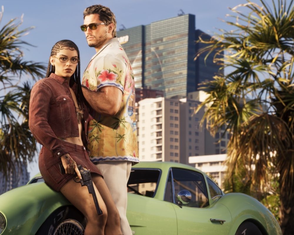 Grafika pochodząca z gry GTA 6 przedstawia Lucię i Jasona stojących przed zielonym samochodem na tle palm oraz wysokich budynków. Lucia, ubrana w ciemnoczerwony strój, opiera się o maskę pojazdu i trzyma w dłoni rewolwer, podczas gdy Jason w kwiecistej koszuli stoi tuż obok niej. Oboje spoglądają w stronę obserwatora. 