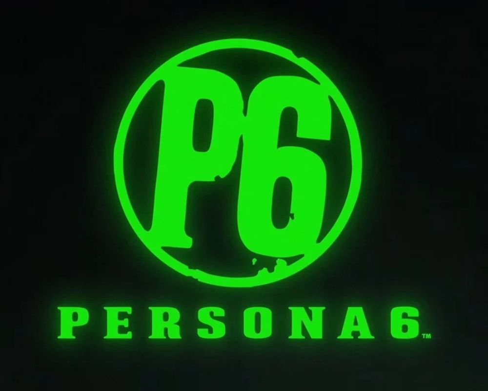Grafika przedstawia logo gry Persona 6 na czarnym tle. Logo jest zielone i stanowi kółko z napisem „P6".