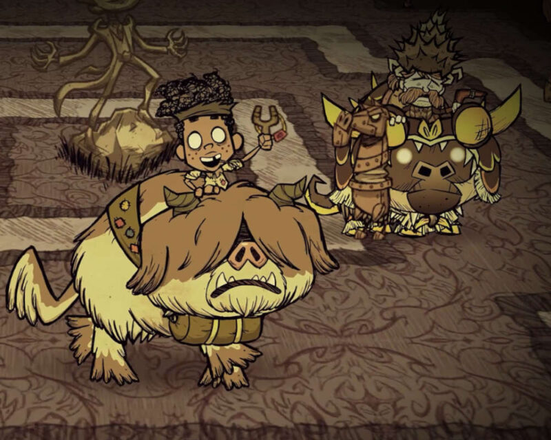 Na obrazku stylizowanym na charakterystyczną dwuwymiarową, rysunkową grafikę z gry Don't Starve, widzimy postacie zgromadzone na ozdobnej posadzce z ciemnymi, geometrycznymi i roślinnymi wzorami. Na pierwszym planie wyróżnia się ciemnoskóry chłopiec z bujnymi, kręconymi włosami i procą w uniesionej dłoni, który uśmiecha się, ujeżdżając dużego, kudłatego stwora przypominającego skrzyżowanie żubra z dzikiem o jasnym futrze, zakrywającej oczy grzywie i zakręconych rogach. Po prawej stronie stoi inna postać, starszy mężczyzna z brodą i w zbroi, również dosiadający podobną, nieco ciemniejszą bestię wyposażoną w dodatkowe elementy pancerza. W tle, po lewej stronie, tyłem do nas, stoi kolejna postać na potężnym wierzchowcu okrytym czerwonawą, wzorzystą narzutą. Centralny punkt sceny w głębi zajmuje złoty lub kamienny posąg przedstawiający wychudzoną postać w garniturze o demonicznych, ostrych kształtach, a cała kompozycja utrzymana jest w mrocznej, sepiowej tonacji z zacienionymi brzegami kadru.
