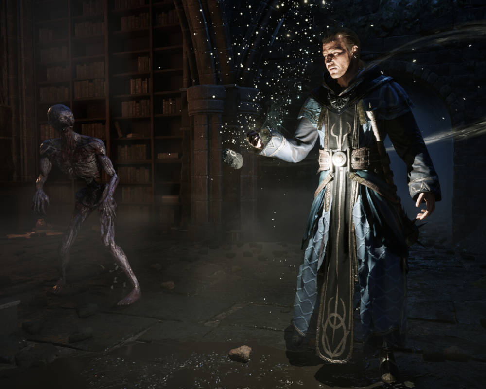Plik przedstawia mroczną, klimatyczną scenę rodem z gry fantasy, osadzoną w zrujnowanym, kamiennym wnętrzu przypominającym bibliotekę z potężnymi regałami pełnymi starych ksiąg i gotyckimi łukami w tle. Na pierwszym planie, po prawej stronie, stoi mężczyzna ubrany w bogato zdobioną, niebiesko-czarną szatę maga wody z charakterystycznymi wzorami i skórzanym pasem, który skupia w swojej dłoni magiczną energię objawiającą się jako chmura jasnych, lewitujących iskier i unoszący się odłamek skały. Mag spogląda w dół z poważnym, zaciętym wyrazem twarzy, podczas gdy z mroku po lewej stronie, spowity lekką mgłą, wyłania się przerażający, wychudzony potwór przypominający ożywieńca lub zombie o ciemnej, zniszczonej skórze i pustych oczodołach. Całość sceny charakteryzuje się surowym, kinowym oświetleniem, gdzie blask rzucany przez czar maga kontrastuje z głębokimi cieniami dawnego zamczyska, tworząc gęsty i niepokojący klimat walki o przetrwanie.
