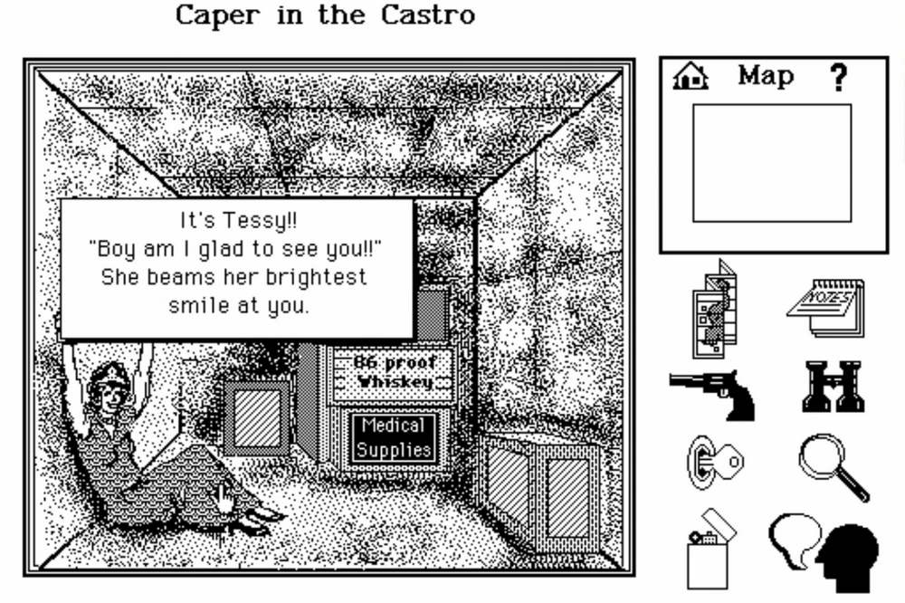 Czarno-biały zrzut ekranu z gry Caper in the Castro z 1989 roku, jednej z pierwszych gier, które przedstawiały postacie LGBTQ. Na środku widoczna jest pikselowa scena we wnętrzu pomieszczenia. W oknie dialogowym znajduje się tekst: „It's Tessy!! Boy am I glad to see you!!” („Tessy!! Jak się cieszę, że Cię widzę!!”). Po lewej stronie siedzi postać przypięta kajdankami do ściany. W tle widać m.in. skrzynki ze środkami medycznymi oraz alkoholem. Po prawej stronie ekranu znajduje się panel interfejsu z mapą i ikonami przedmiotów, w tym rewolweru, lornetki, klucza i lupy.