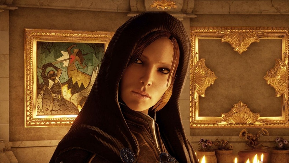 Scena z Dragon Age: Inkwizycja, przedstawiająca Lelianę, kobiecą postać w ciemnym kapturze i zbroi. Leliana to postać LGBTQ, która pojawia się w grach Dragon Age już od pierwszej z części. Ma ciemne, rude włosy i intensywne spojrzenie. W tle złote ozdobne ramy na kamiennej ścianie, witraż z motywem walki oraz świece i kwiaty. Oświetlenie jest ciepłe, dramatyczne, oparte na blasku świec.