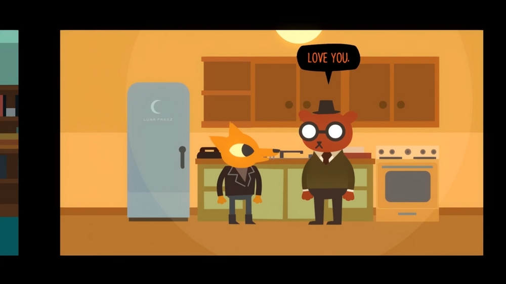 Zrzut ekranu z gry Night in the Woods, z animowanymi antropomorficznymi postaciami zwierzęcymi w stylu kreskówki. W kuchennym wnętrzu stoją dwie postacie: mniejsza z głową przypominającą lisa oraz większa, niedźwiedziowata, w kapeluszu i okularach. Są to Gregg i Angus, jedne z najpopularniejszych postaci LGBTQ w grach indie. Nad głową Angusa jest dymek z napisem „LOVE YOU.” W tle widoczne są lodówka z logo księżyca, szafki kuchenne i piekarnik.