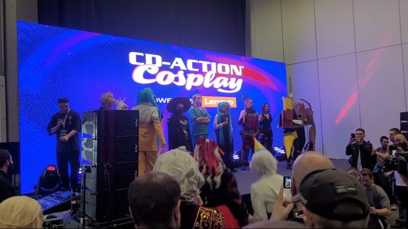 Zdjęcie z wydarzenia CD-Action Cosplay. Widoczna jest scena głównej, na której znajdują się przebrani ludzie. Przed sceną duża widownia