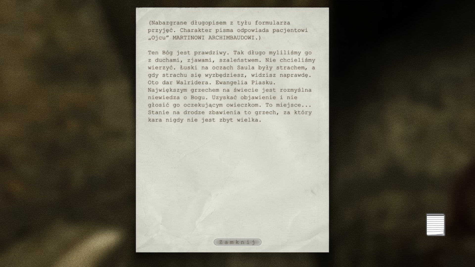 Na zdjęciu widać białą kartkę papieru z maszynopisowym tekstem w języku polskim, umieszczoną na tle ciemnego, rozmytego otoczenia. Dokument wygląda jak notatka lub zapis sporządzony na odwrocie formularza, co sugeruje jego prowizoryczny, chaotyczny charakter. W nagłówku znajduje się informacja, że treść została nabazgrana długopisem przez pacjenta określanego jako „Ojciec Martin Archimbaud”. Poniżej widnieje dłuższy fragment tekstu o silnie religijnym i mistycznym tonie — autor pisze o prawdziwości Boga, o błędnym utożsamianiu go z duchami i szaleństwem, o strachu jako zasłonie na oczach, o objawieniu, grzechu niewiedzy oraz o miejscu, które staje się próbą wiary i drogą do zbawienia. Styl wypowiedzi jest emocjonalny, pełen przekonania i fanatycznego żaru, jakby autor przeżywał intensywne doświadczenie duchowe lub psychotyczne. Na końcu dokumentu znajduje się słowo „Zamknij”, wyglądające jak element interfejsu lub dopisek techniczny, niepasujący do reszty treści.