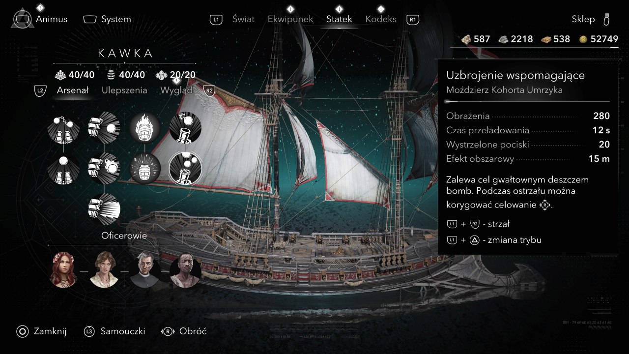 Grafika z gry Assassin's Creed Black Flag: Resynced przedstawia ekran zarządzania statkiem Kawka. W centrum widoczny jest szczegółowy model okrętu z rozwiniętymi białymi żaglami, prezentowany na ciemnym tle. Po lewej stronie znajdują się ikony poszczególnych elementów uzbrojenia, takich jak działa burtowe, ciężkie działa, beczki z prochem, moździerz oraz uzbrojenie wspomagające. Poniżej wyświetlono portrety czterech oficerów: Anne Bonny, Lucy Baldwin, Padre oraz Umrzyka Smitha. Po prawej stronie znajduje się panel informacyjny opisujący ulepszenie „Uzbrojenie wspomagające – Moździerz Kohorta Umrzyka”, zawierający statystyki obrażeń, czasu przeładowania, liczby wystrzeliwanych pocisków oraz zasięgu efektu obszarowego.