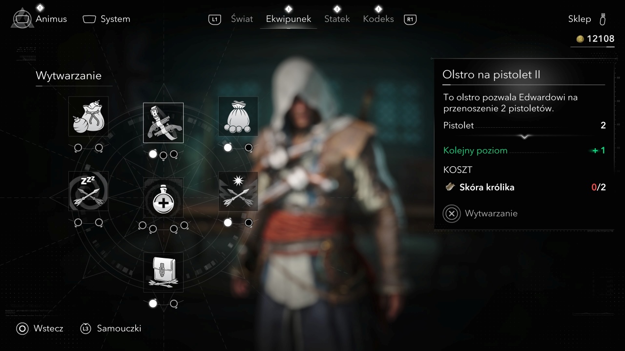 Grafika z gry Assassin's Creed Black Flag: Resynced przedstawia ekran wytwarzania ulepszeń ekwipunku Edwarda Kenwaya. W centrum znajduje się schemat rozwoju wyposażenia z ikonami symbolizującymi sakwy, kabury na pistolety, torby na amunicję, apteczki, strzałki usypiające oraz strzałki berserkera. Aktualnie zaznaczone jest ulepszenie „Olstro na pistolet II”, którego opis wyświetlany jest po prawej stronie ekranu. Panel informuje, że po jego odblokowaniu Edward będzie mógł nosić dwa pistolety, a do wykonania ulepszenia potrzebne są dwie skóry królika. W tle, poza głębią ostrości, widoczna jest sylwetka Edwarda Kenwaya w stroju asasyna.