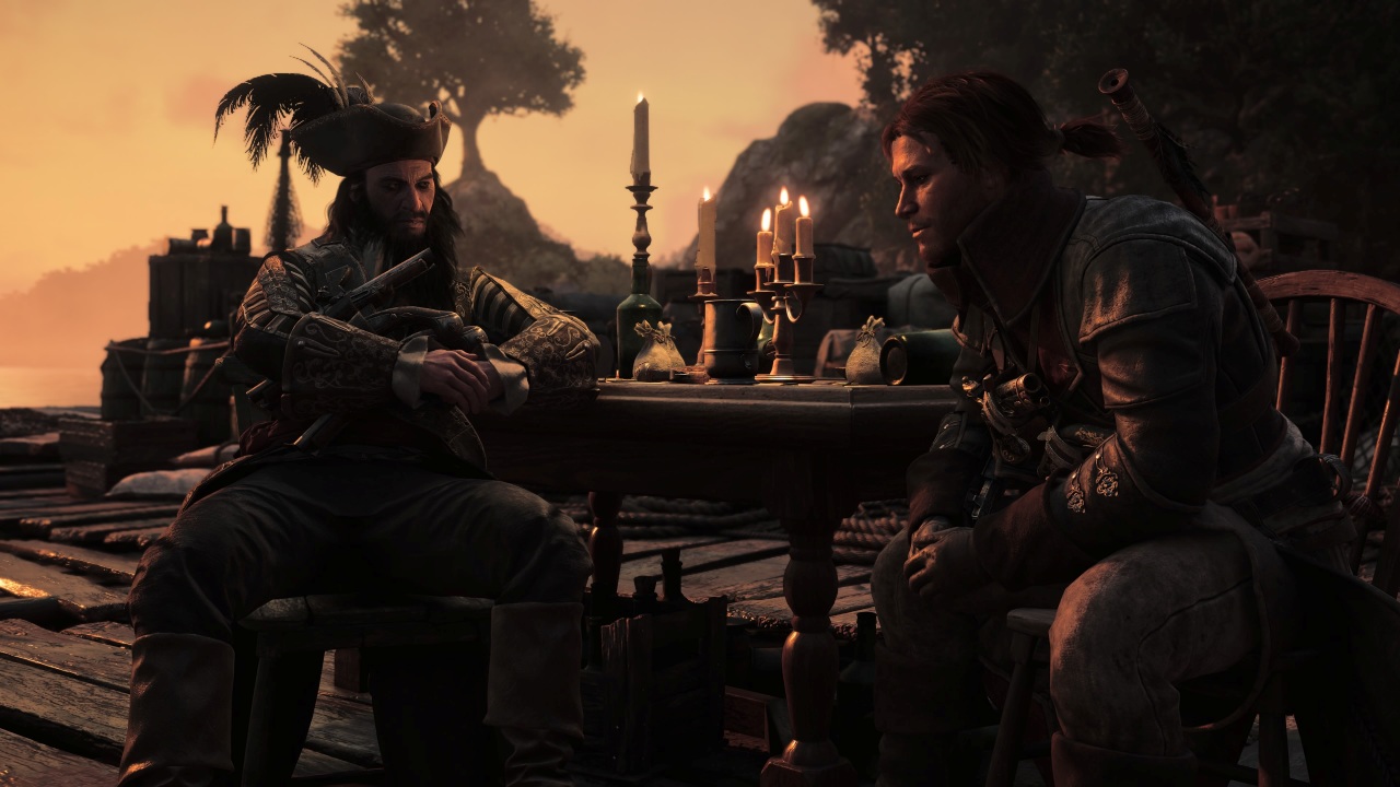 Grafika z gry Assassin's Creed Black Flag: Resynced przedstawia Edwarda Kenwaya siedzącego przy drewnianym stole naprzeciwko Czarnobrodego na pokładzie statku o zachodzie słońca. Czarnobrody, ubrany w bogato zdobiony piracki strój i charakterystyczny kapelusz z piórami, siedzi z założonymi rękami i spogląda na Edwarda. Edward pochyla się do przodu, opierając łokcie na kolanach, sprawiając wrażenie uważnie wsłuchanego w rozmowę. Na stole stoją zapalone świece, kubki oraz niewielkie sakiewki.