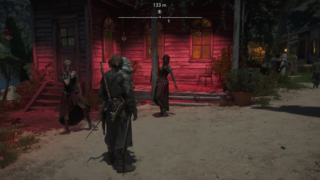 Grafika z gry Assassin's Creed Black Flag: Resynced przedstawia Edwarda Kenwaya stojącego nocą przed drewnianym budynkiem oświetlonym czerwonym światłem. Przed wejściem znajdują się dwie kobiety w długich sukniach, które zwracają się w stronę bohatera. Edward ubrany jest w charakterystyczny niebiesko-brązowy strój asasyna z mieczem przypiętym do pasa i stoi tyłem do kamery.