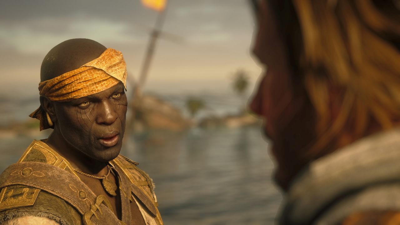 Grafika z gry Black Flag: Resynced przedstawia zbliżenie na Adewalé rozmawiającego z Edwardem Kenwayem. Adewalé, muskularny mężczyzna o ciemnej karnacji i ogolonej głowie, zwrócony jest twarzą do kamery. Ma na sobie złoto-beżową chustę przewiązaną wokół czoła, bogato zdobiony piracki strój z naramiennikami oraz złoty medalion zawieszony na szyi. Na jego twarzy wyraźnie widać pionowe blizny biegnące przez policzki. Po prawej stronie kadru, na pierwszym planie i poza głębią ostrości, znajduje się częściowo widoczny profil Edwarda Kenwaya z długimi blond włosami. W tle rozciąga się spokojna tafla morza, niewielkie tropikalne wyspy oraz maszt statku z płonącą pochodnią. Cała scena utrzymana jest w ciepłych barwach zachodzącego słońca i przedstawia dialog pomiędzy bohaterami.