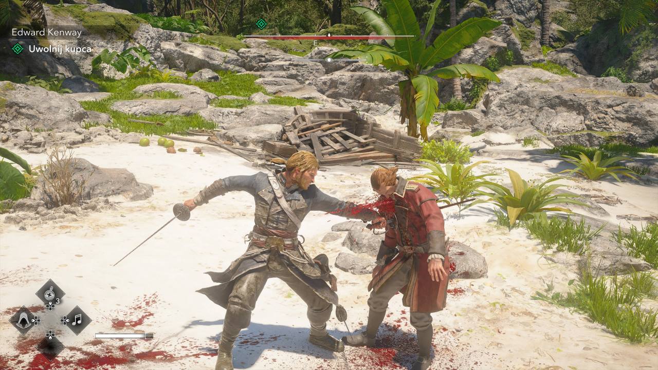 Grafika z gry Assassin's Creed Black Flag: Resynced przedstawia Edwarda Kenwaya w trakcie pojedynku z brytyjskim żołnierzem na piaszczystej, tropikalnej plaży. Edward, ubrany w charakterystyczny niebiesko-brązowy strój asasyna z długim płaszczem i skórzanymi pasami, wykonuje pchnięcie szablą w tułów przeciwnika. W miejscu trafienia widoczny jest rozbryzg krwi, a kolejne ślady krwi znajdują się na piasku pod stopami walczących. Żołnierz ubrany jest w czerwony mundur z jasnymi mankietami i pochyla się do przodu pod wpływem otrzymanego ciosu. Tło tworzy tropikalna plaża z białym piaskiem, palmami, bujną roślinnością, dużymi skałami oraz pozostałościami drewnianej łodzi. Na ekranie widoczny jest również interfejs gry z aktywnym zadaniem „Uwolnij kupca”, wskaźnikiem wykrycia przeciwników oraz ikonami wyposażenia Edwarda.